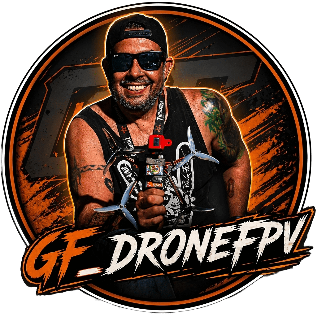 Giuliano Fávero segurando drone FPV